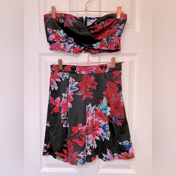 floral 2 piece outfit, size medium - Picture 2 of 7